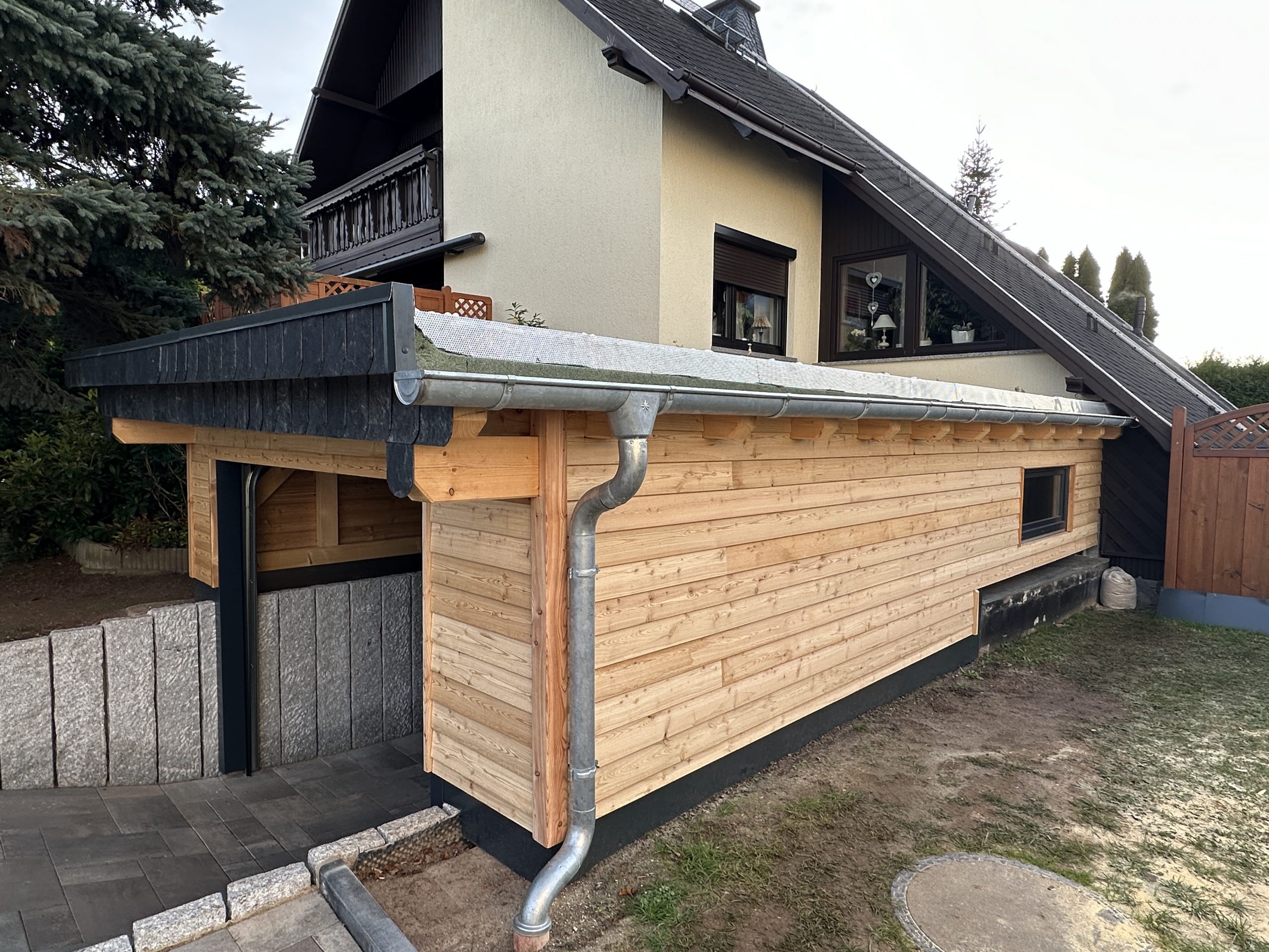 Garage mit Holzverkleidung